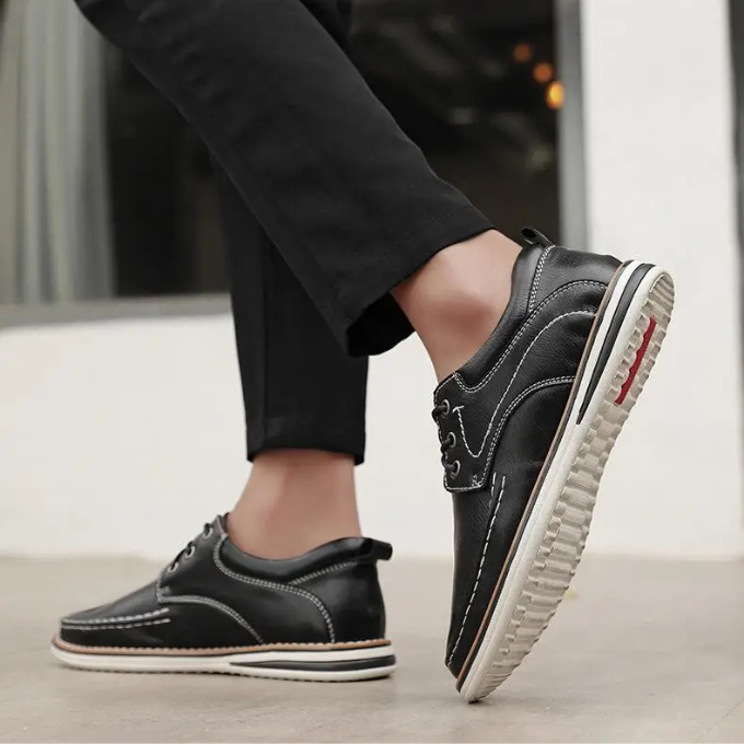 Men's Moc Toe Oxford Shoes with Padded Comfort and Contrast Stitching