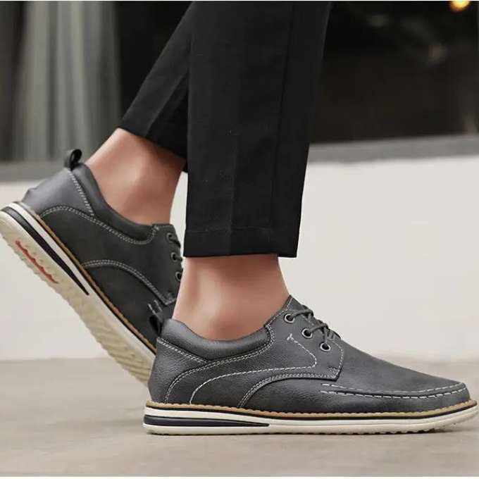 Men's Moc Toe Oxford Shoes with Padded Comfort and Contrast Stitching