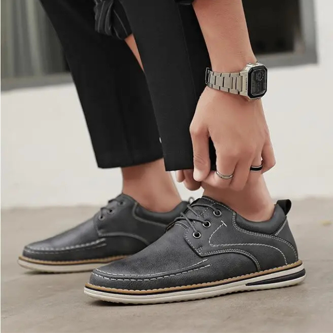 Men's Moc Toe Oxford Shoes with Padded Comfort and Contrast Stitching