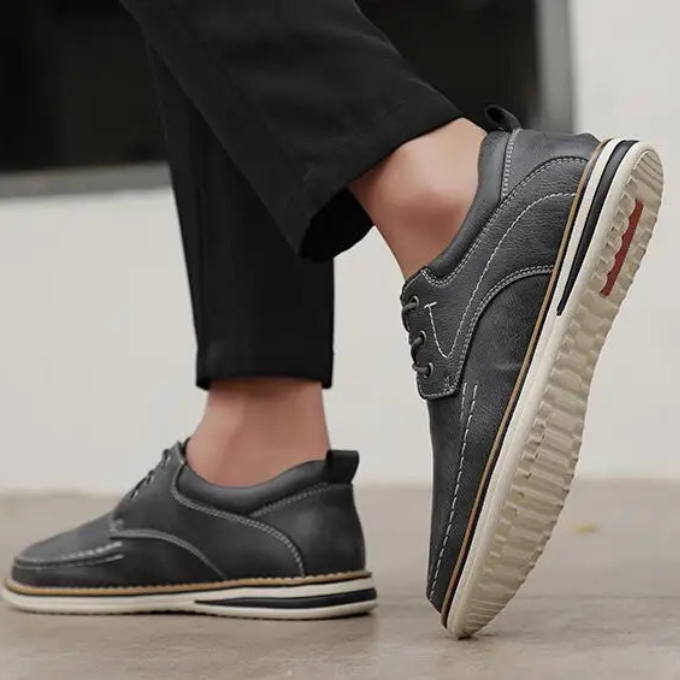 Men's Moc Toe Oxford Shoes with Padded Comfort and Contrast Stitching