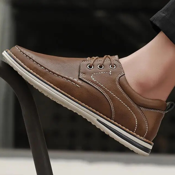 Men's Moc Toe Oxford Shoes with Padded Comfort and Contrast Stitching