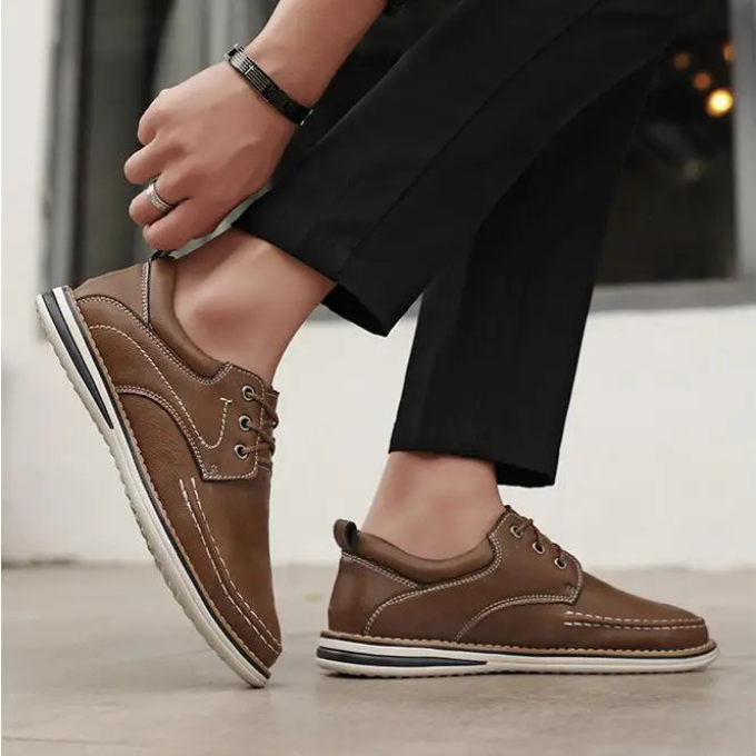 Men's Moc Toe Oxford Shoes with Padded Comfort and Contrast Stitching