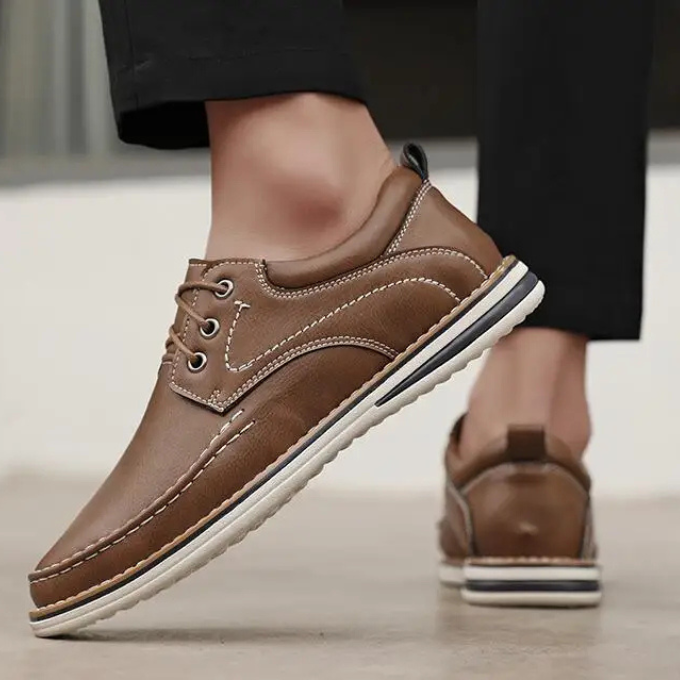 Men's Moc Toe Oxford Shoes with Padded Comfort and Contrast Stitching