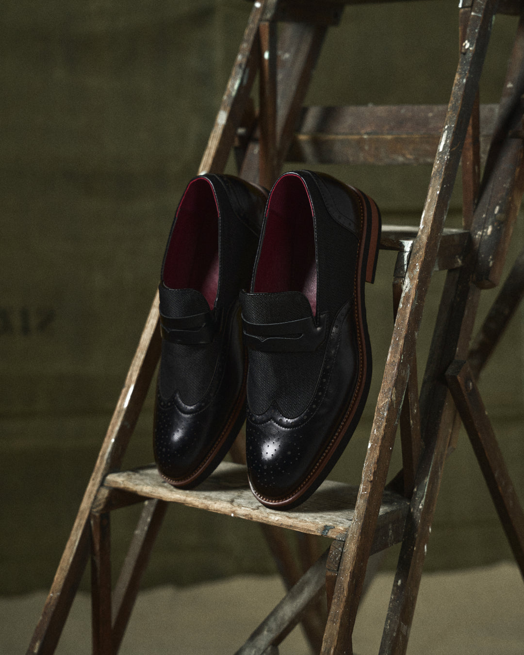 Men's Wingtip Hybrid Loafers with Textured Midpanel