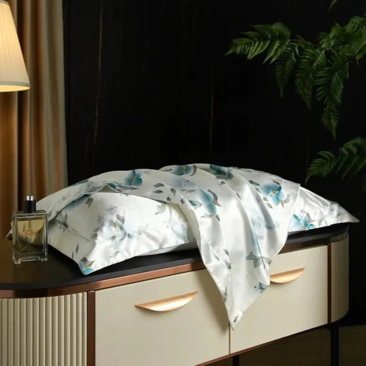 Mulberry Silk Pillowcase with Temperature-Regulating Breathable Fabric