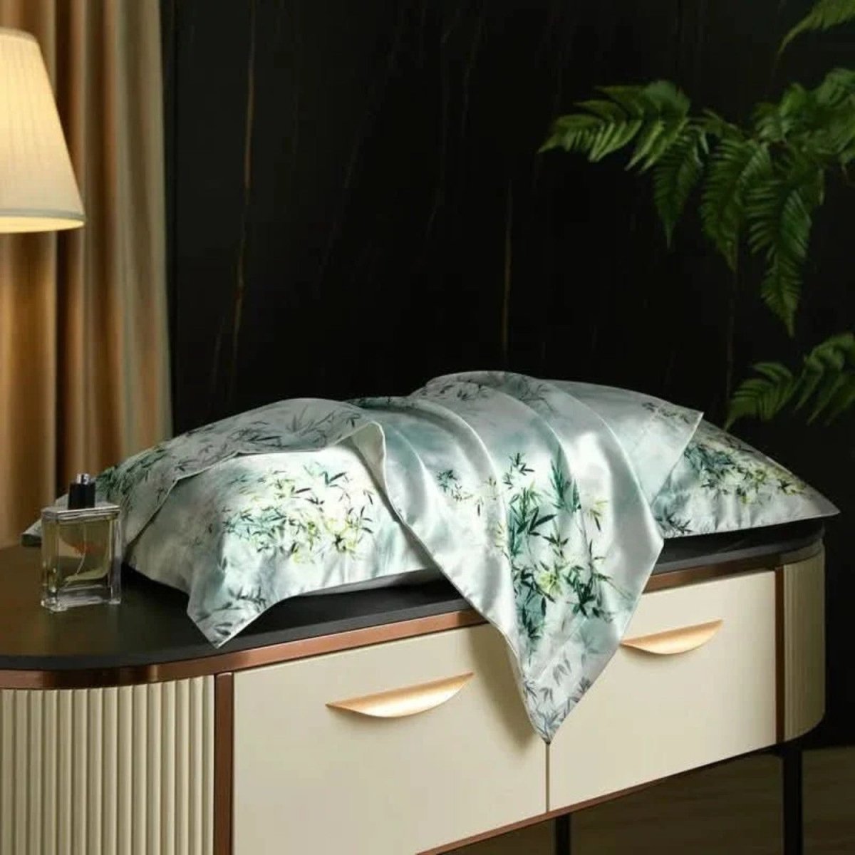Mulberry Silk Pillowcase with Temperature-Regulating Breathable Fabric