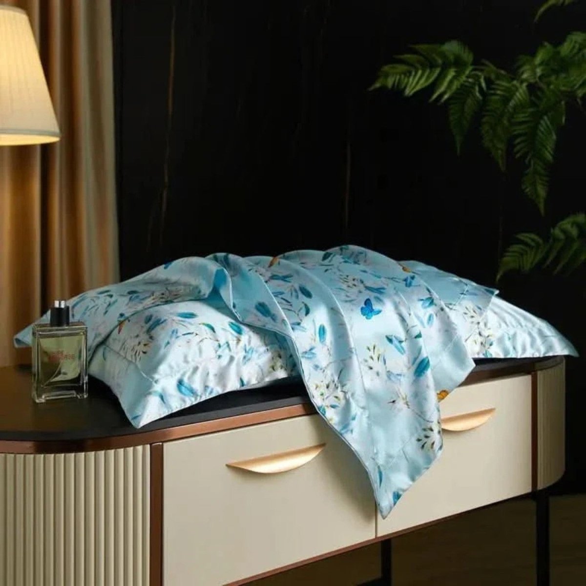 Mulberry Silk Pillowcase with Temperature-Regulating Breathable Fabric