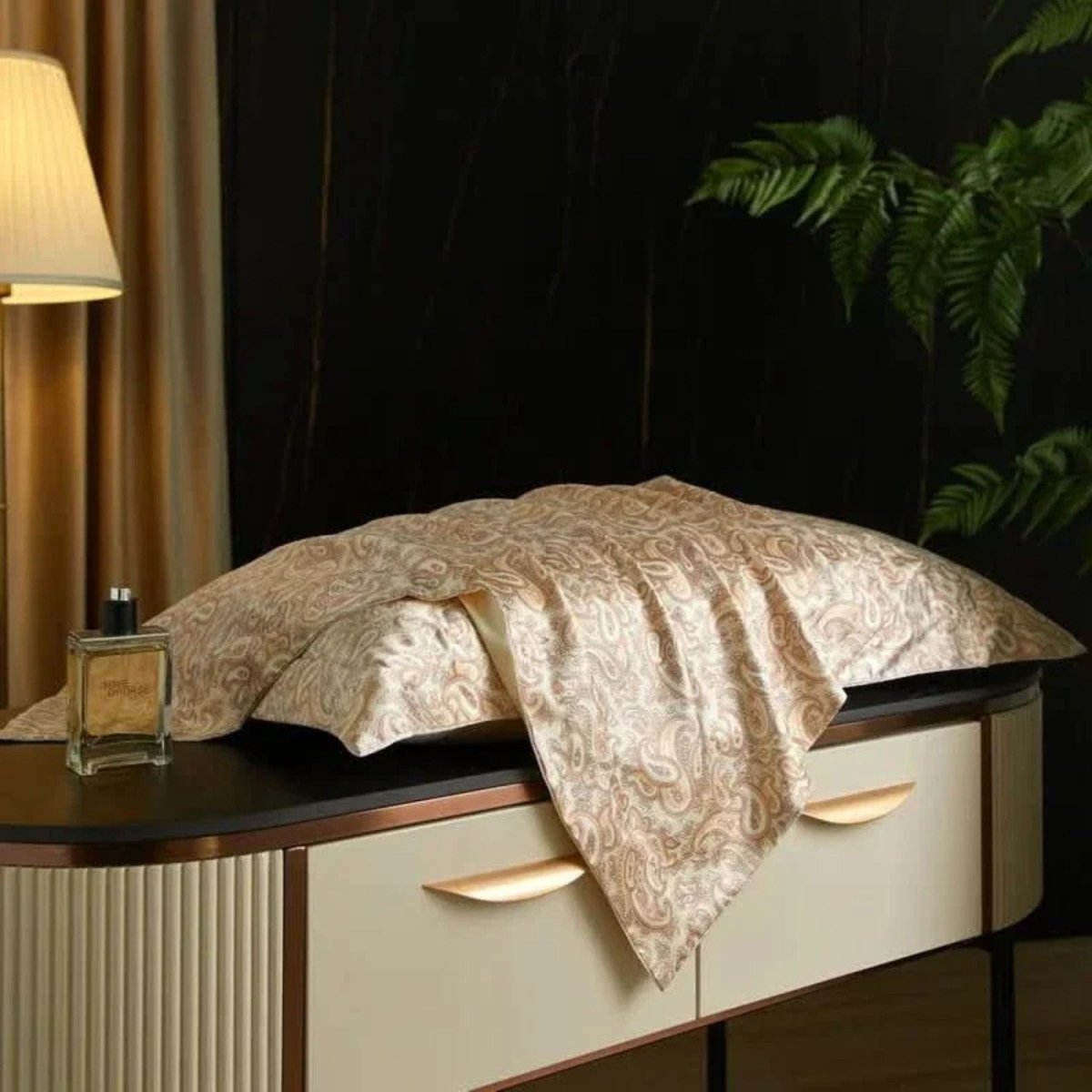 Mulberry Silk Pillowcase with Temperature-Regulating Breathable Fabric