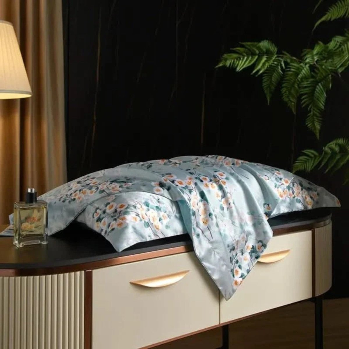 Mulberry Silk Pillowcase with Temperature-Regulating Breathable Fabric