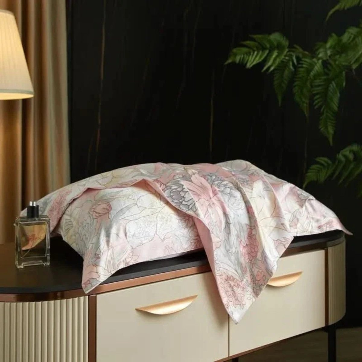 Mulberry Silk Pillowcase with Temperature-Regulating Breathable Fabric