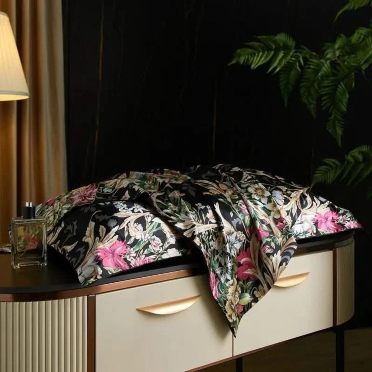 Mulberry Silk Pillowcase with Temperature-Regulating Breathable Fabric