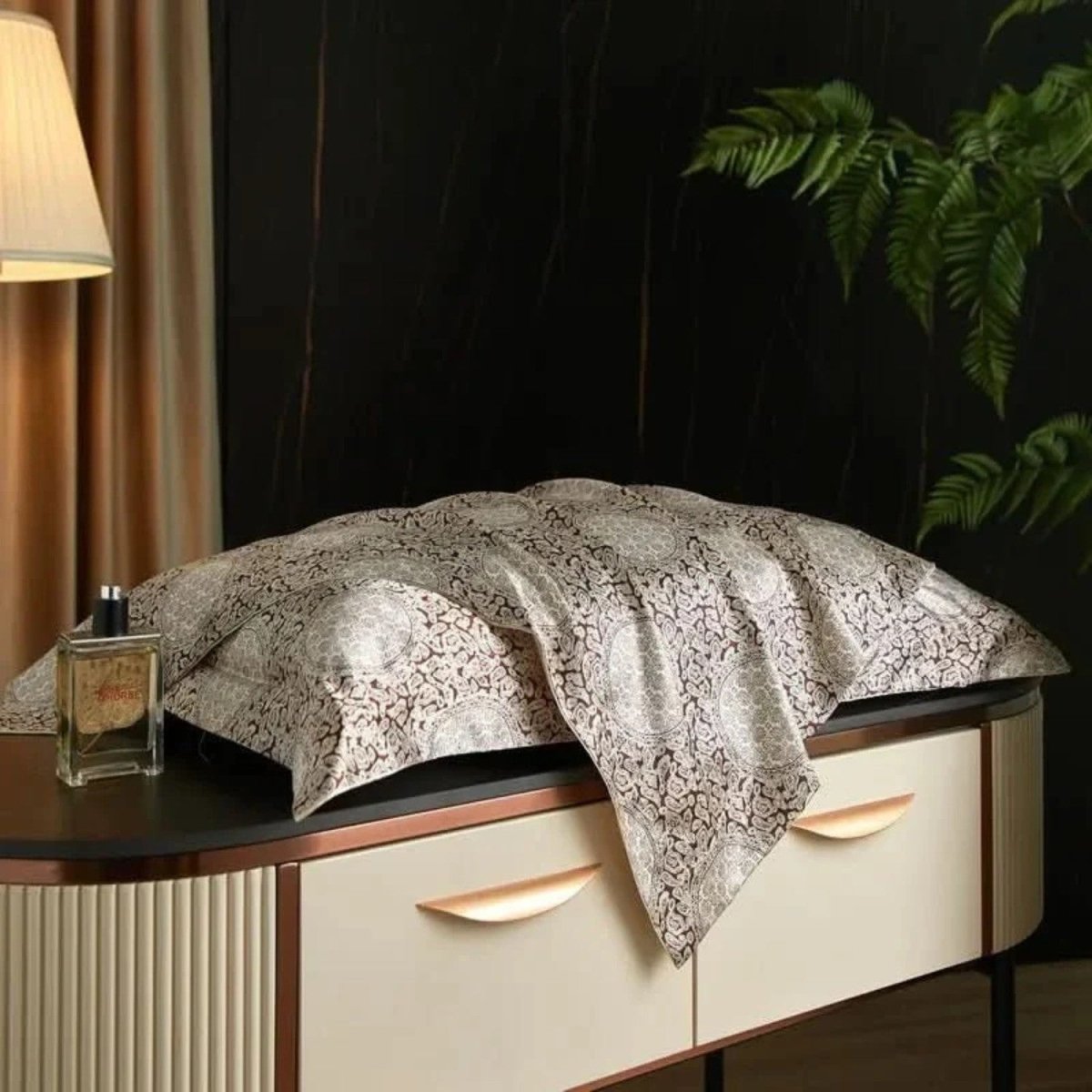 Mulberry Silk Pillowcase with Temperature-Regulating Breathable Fabric