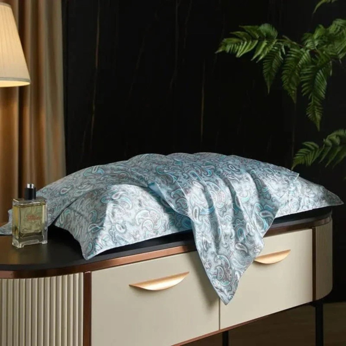 Mulberry Silk Pillowcase with Temperature-Regulating Breathable Fabric