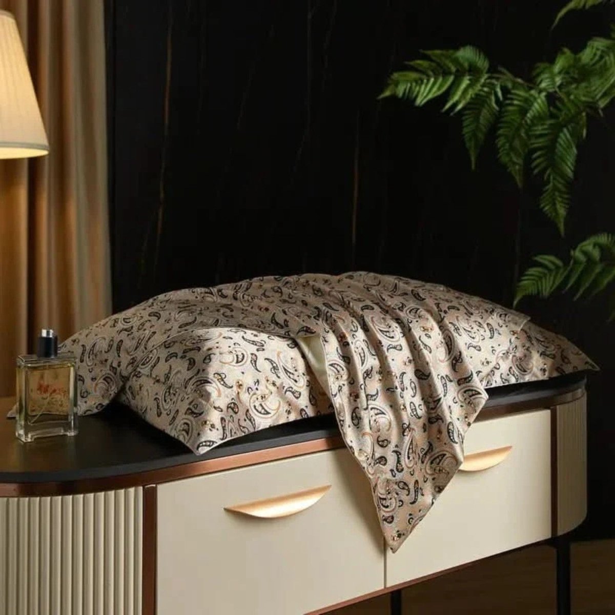 Mulberry Silk Pillowcase with Temperature-Regulating Breathable Fabric