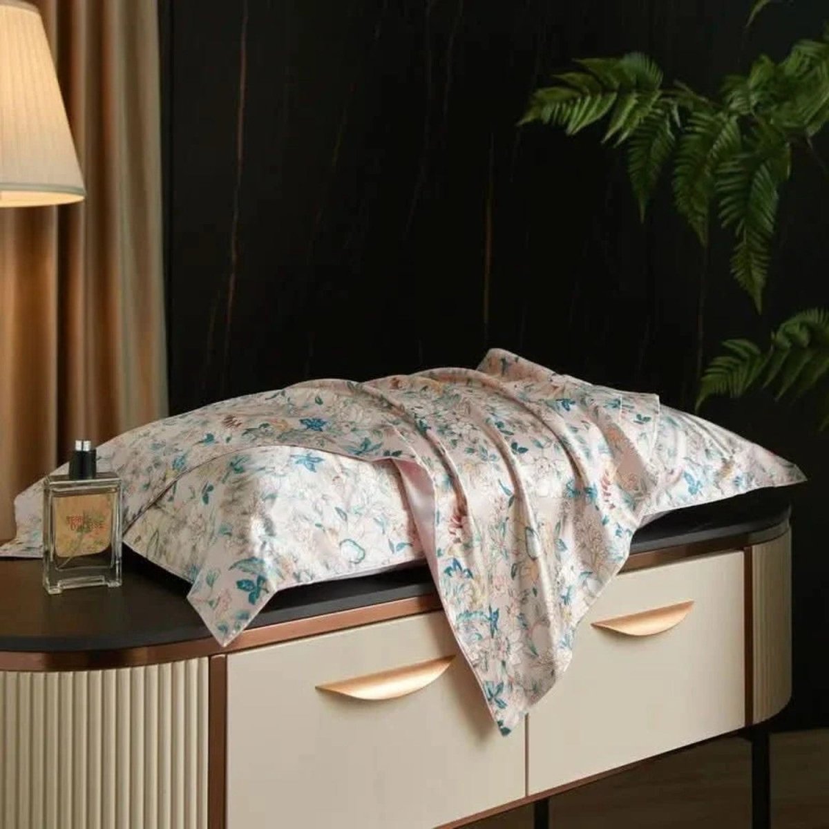 Mulberry Silk Pillowcase with Temperature-Regulating Breathable Fabric