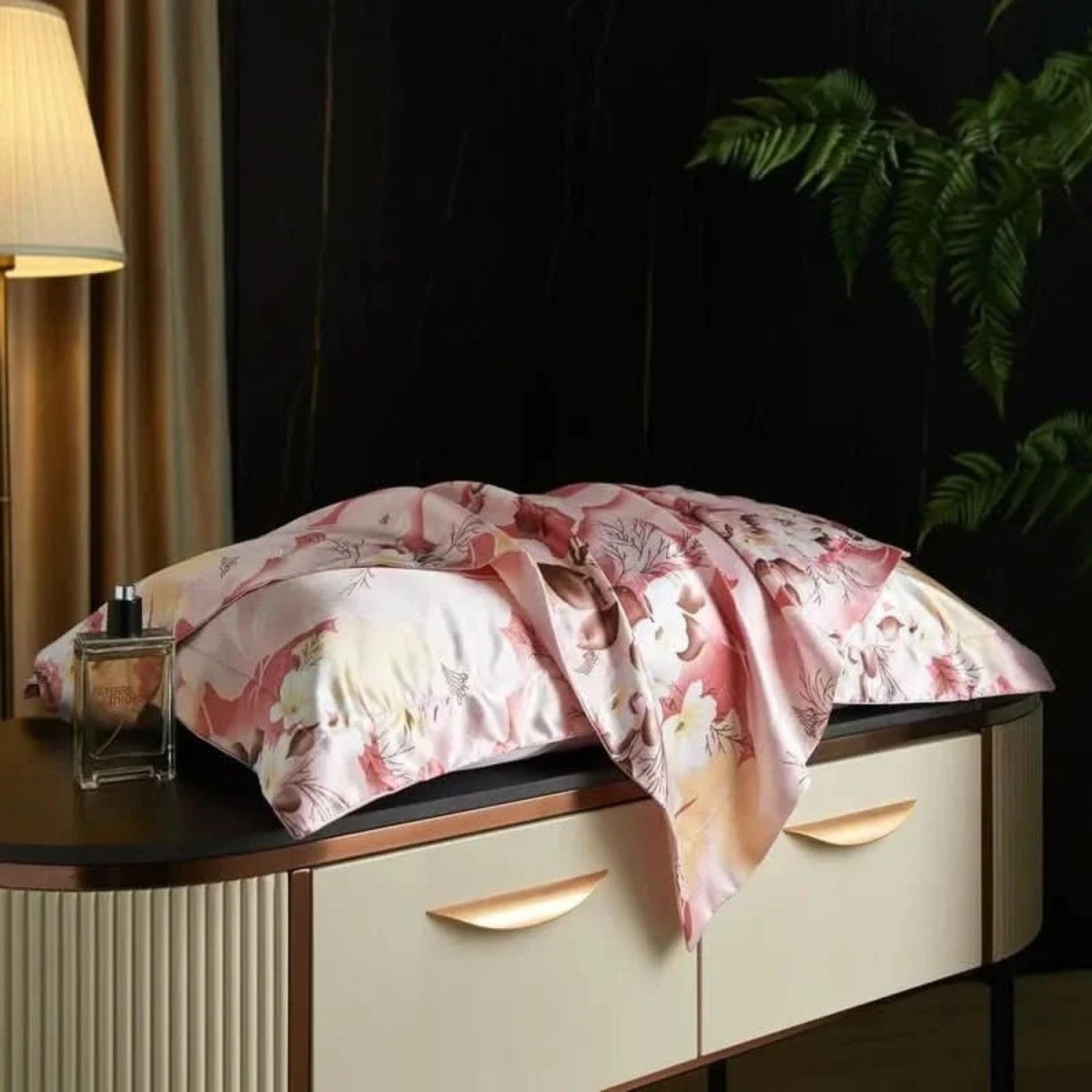 Mulberry Silk Pillowcase with Temperature-Regulating Breathable Fabric