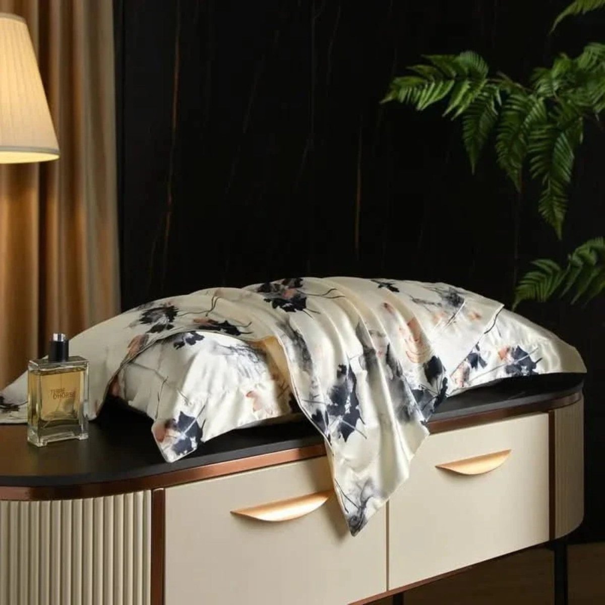 Mulberry Silk Pillowcase with Temperature-Regulating Breathable Fabric