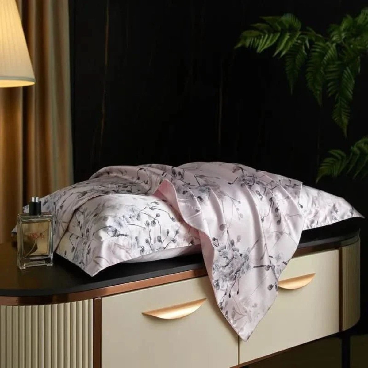 Mulberry Silk Pillowcase with Temperature-Regulating Breathable Fabric