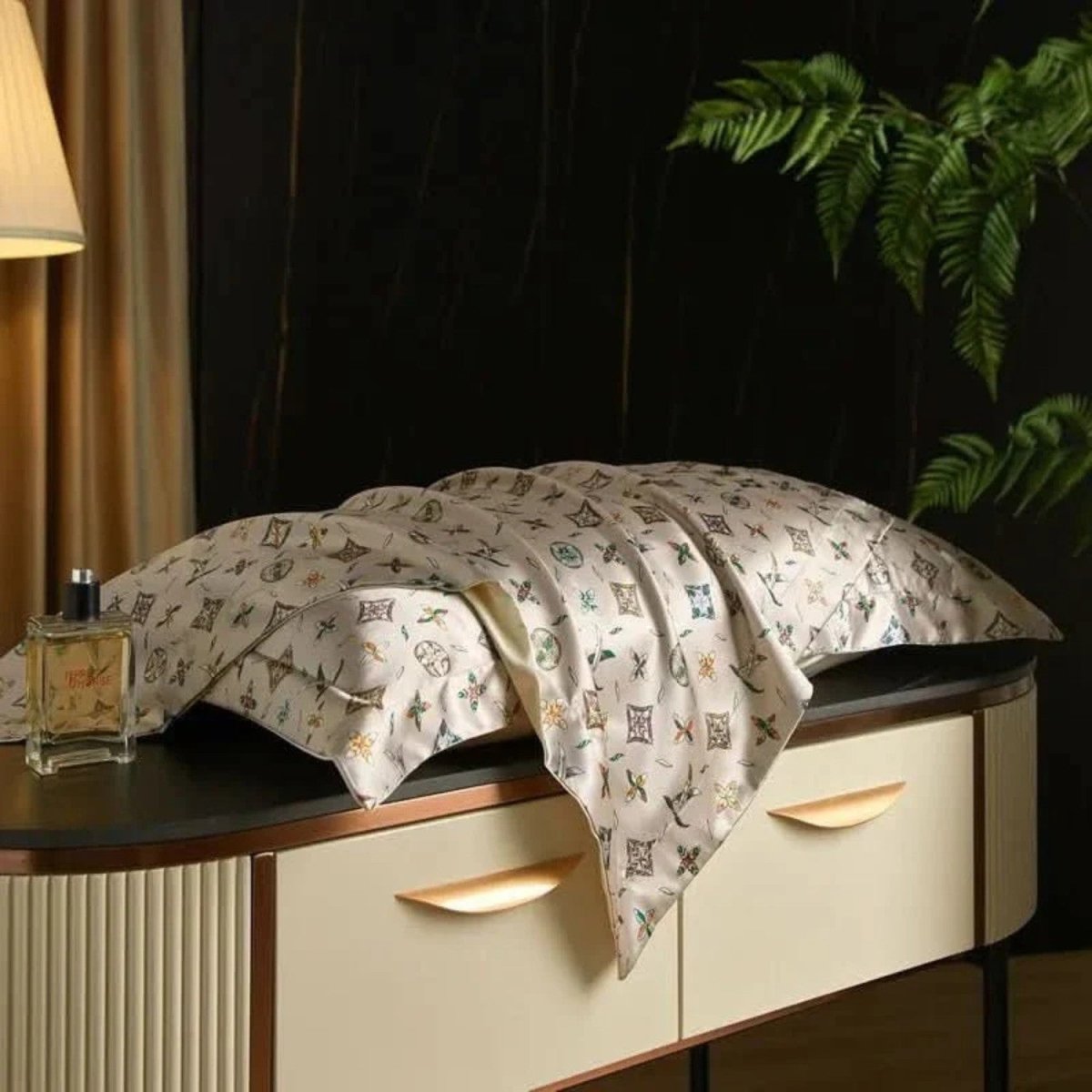 Mulberry Silk Pillowcase with Temperature-Regulating Breathable Fabric