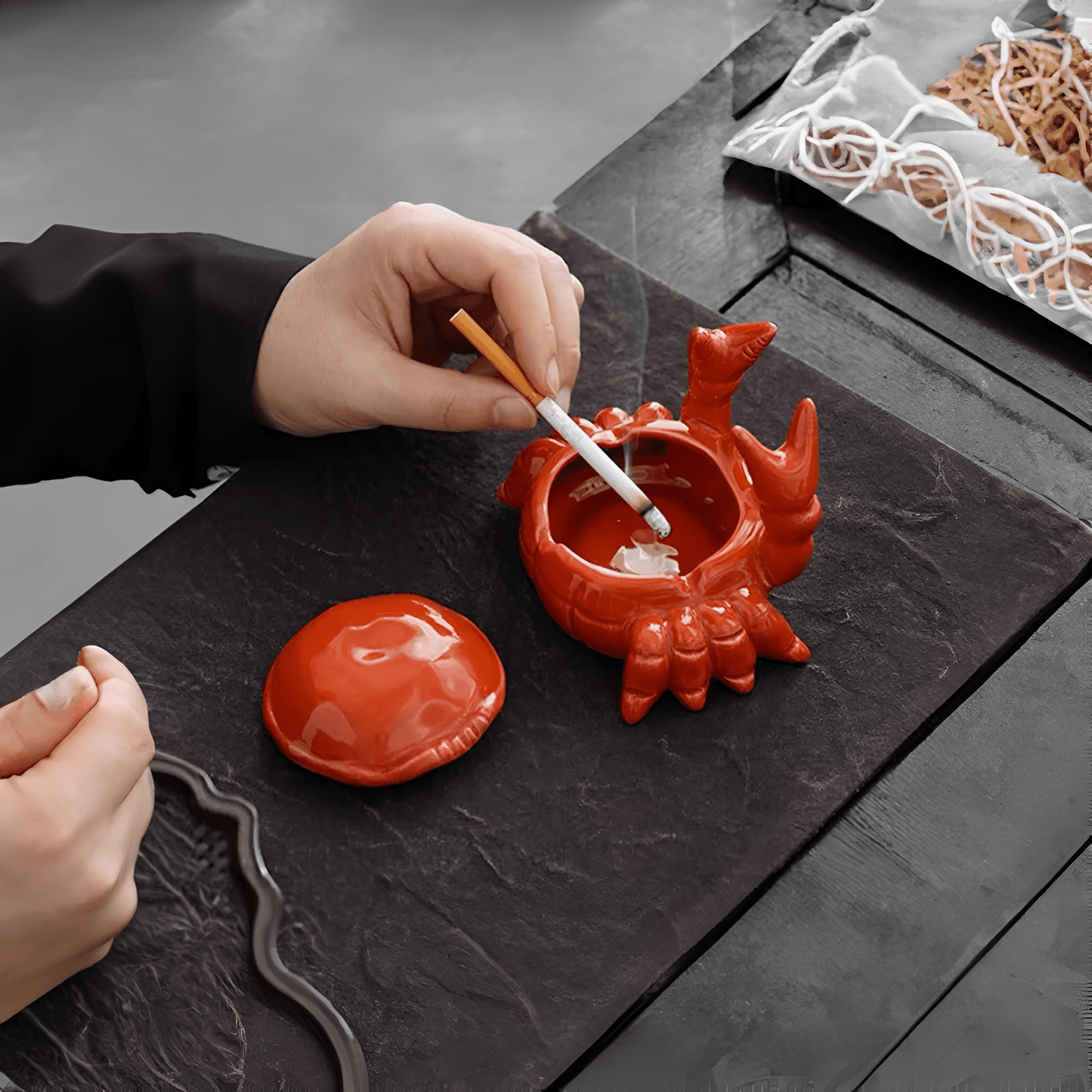 Luxury Oriental Crab Design Ceramic Ashtray with Fly-Repellent Lid