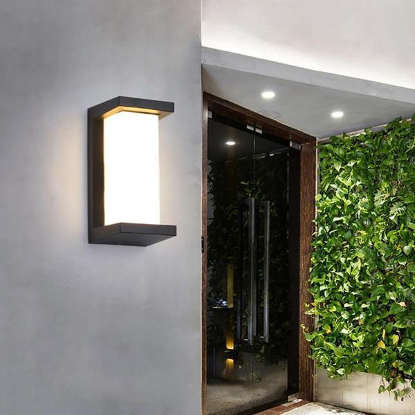 Modern Vertical LED Outdoor Lamp - Weather-Resistant Illumination
