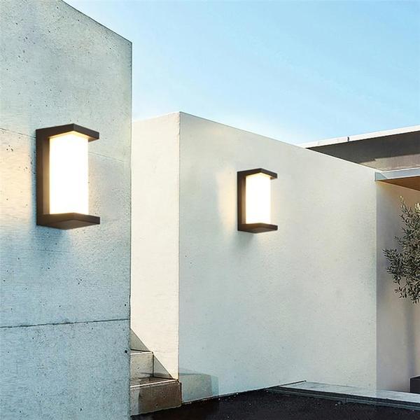 Modern Vertical LED Outdoor Lamp - Weather-Resistant Illumination