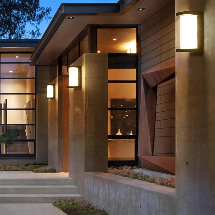 Modern Vertical LED Outdoor Lamp - Weather-Resistant Illumination