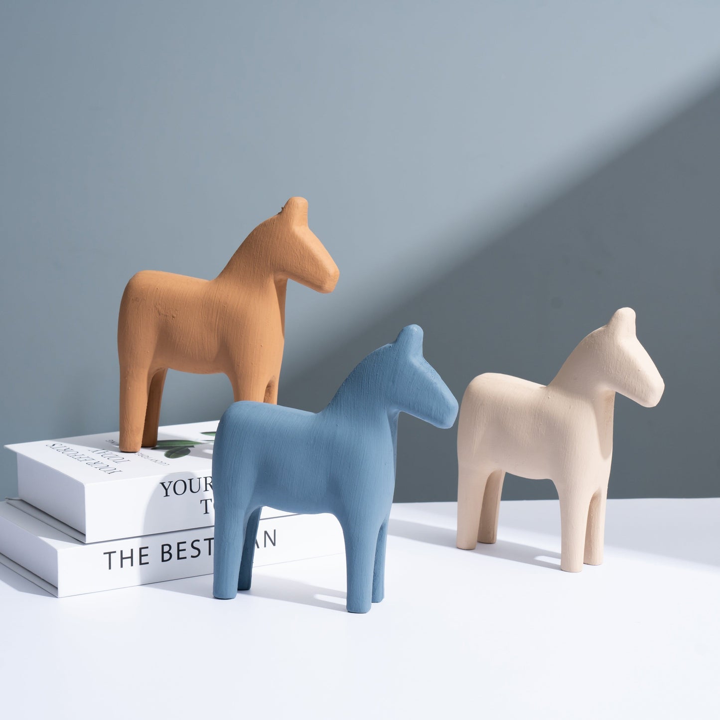 Minimalist Resin Horse Sculpture - Chic Home Decor Accent