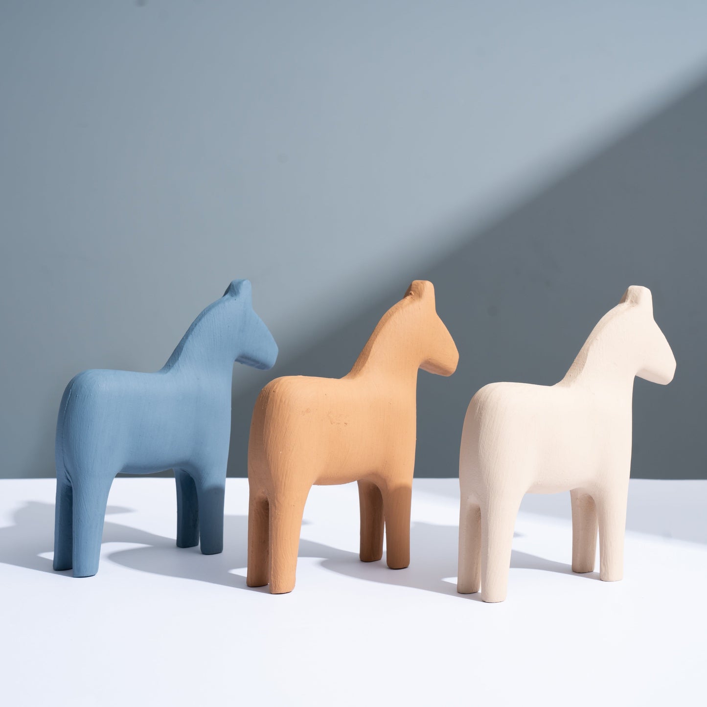 Minimalist Resin Horse Sculpture - Chic Home Decor Accent