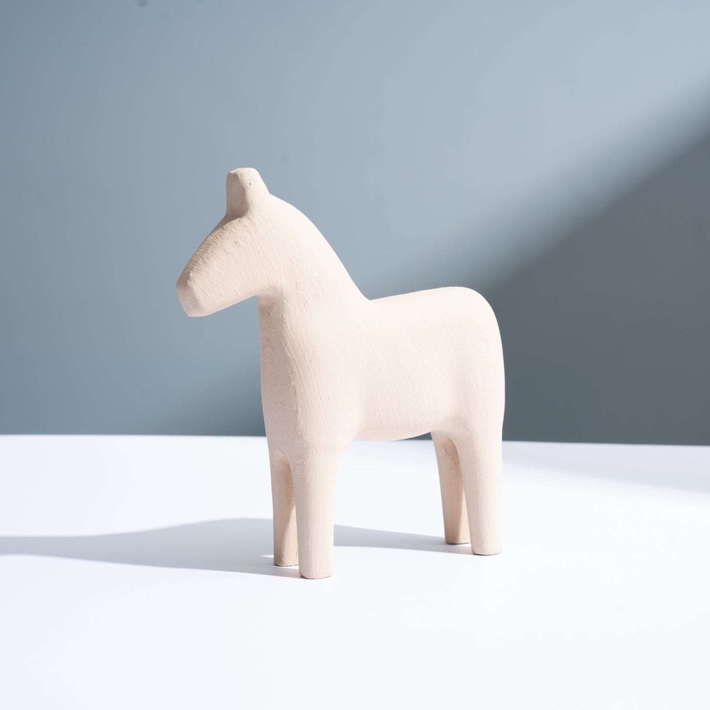 Minimalist Resin Horse Sculpture - Chic Home Decor Accent