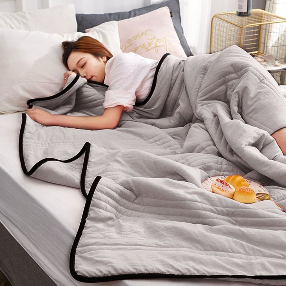 100% Silk Cooling Blanket for Refreshing Sleep