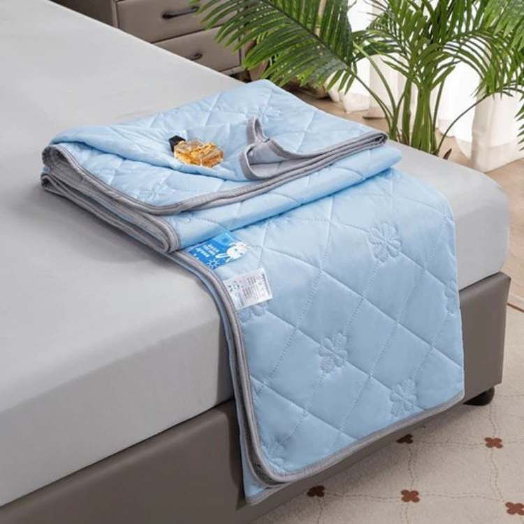 Hypoallergenic Summer Breeze Cooling Blanket