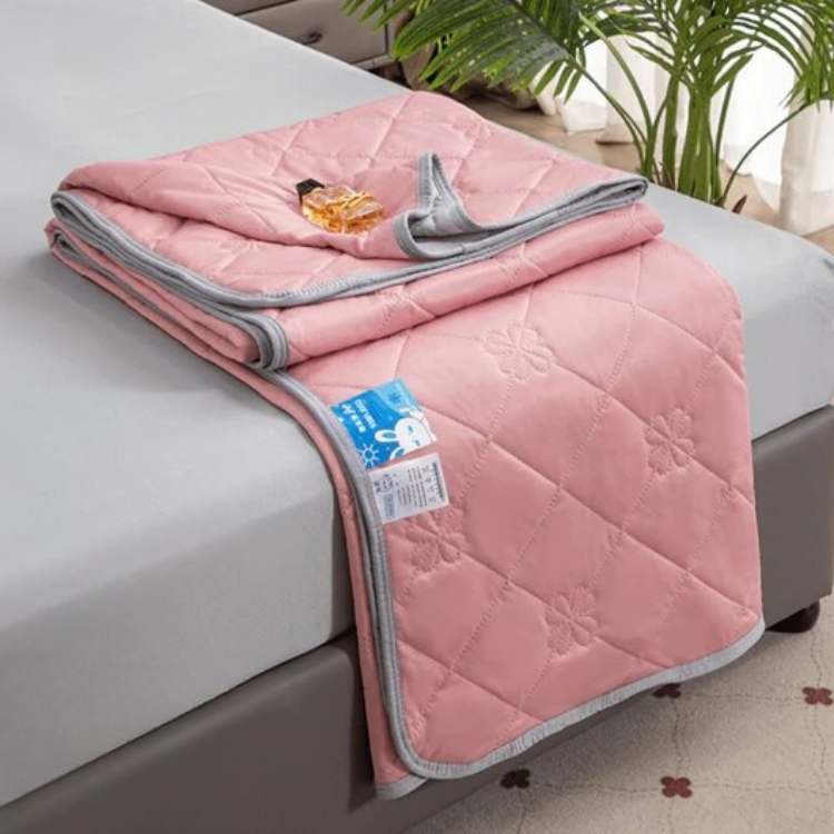 Hypoallergenic Summer Breeze Cooling Blanket