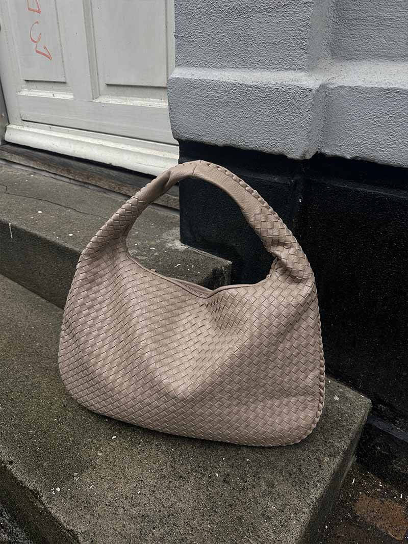 Elegant Woven Grid Shoulder Bag for Everyday Use