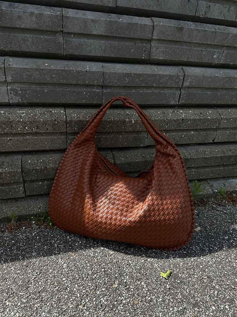 Elegant Woven Grid Shoulder Bag for Everyday Use