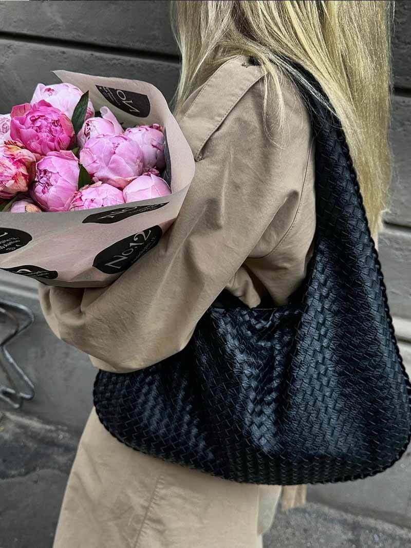 Elegant Woven Grid Shoulder Bag for Everyday Use