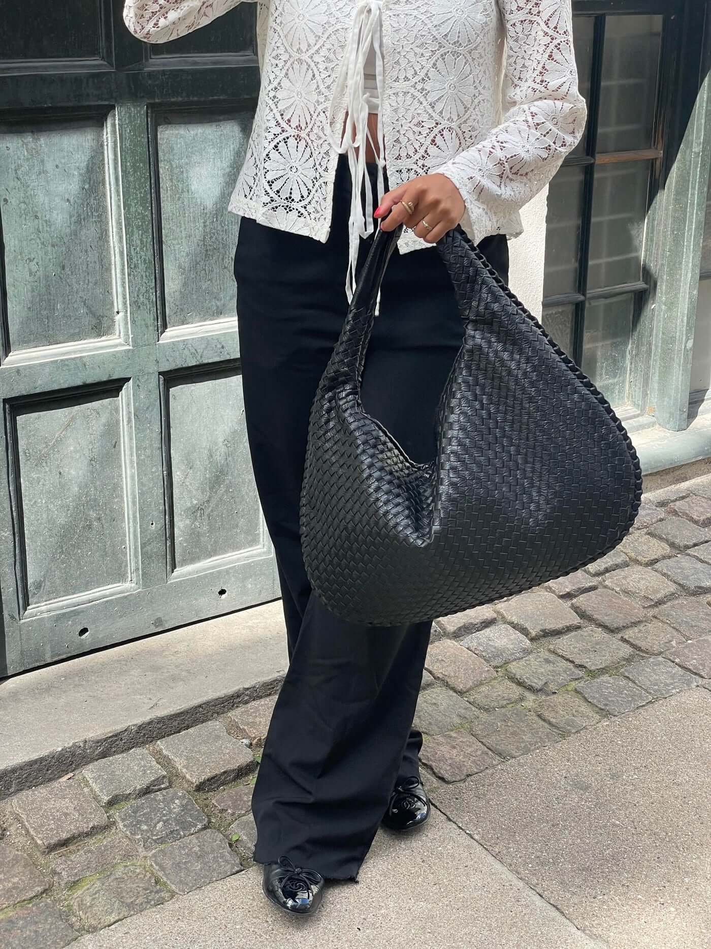Elegant Woven Grid Shoulder Bag for Everyday Use