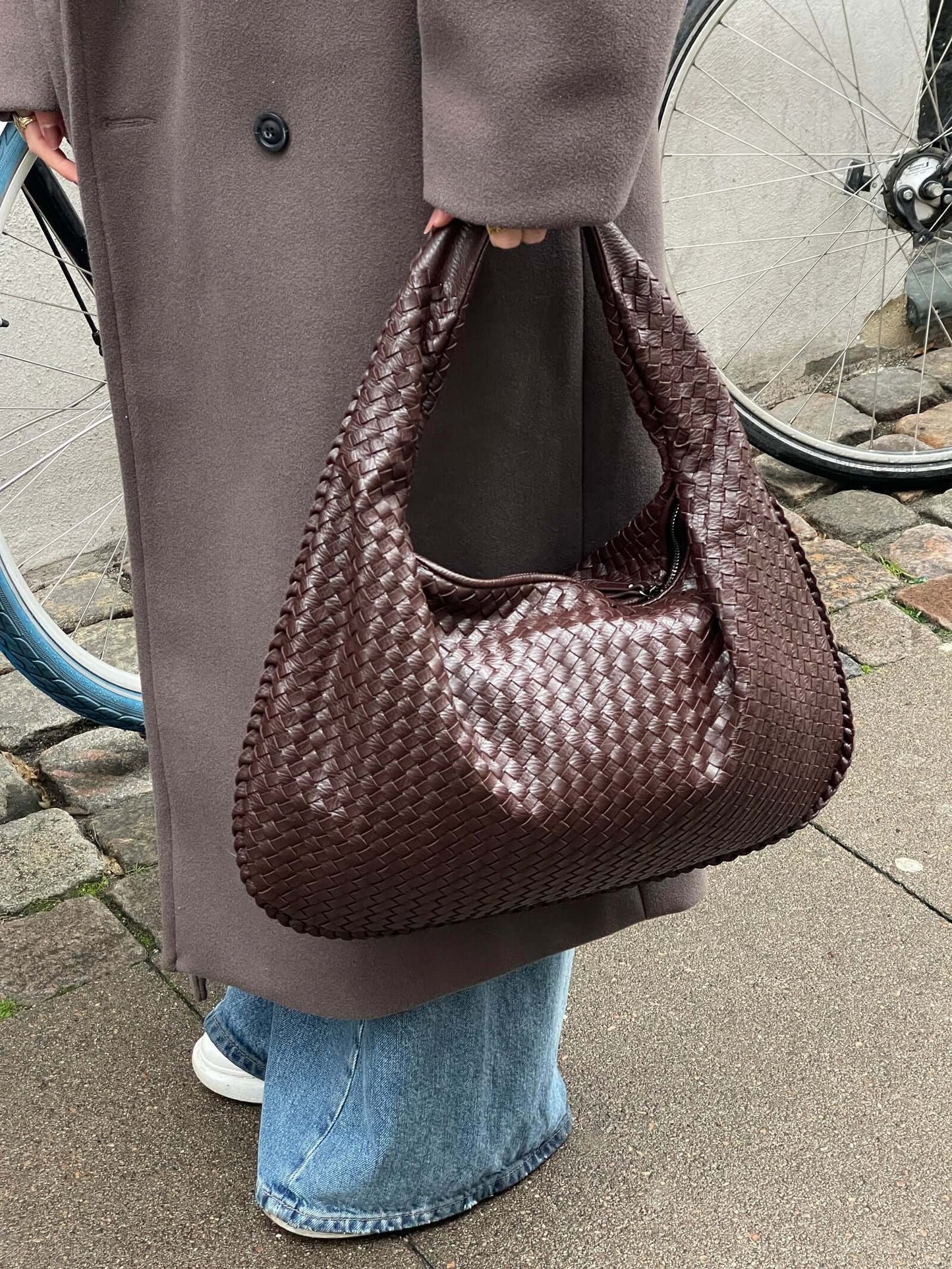 Elegant Woven Grid Shoulder Bag for Everyday Use