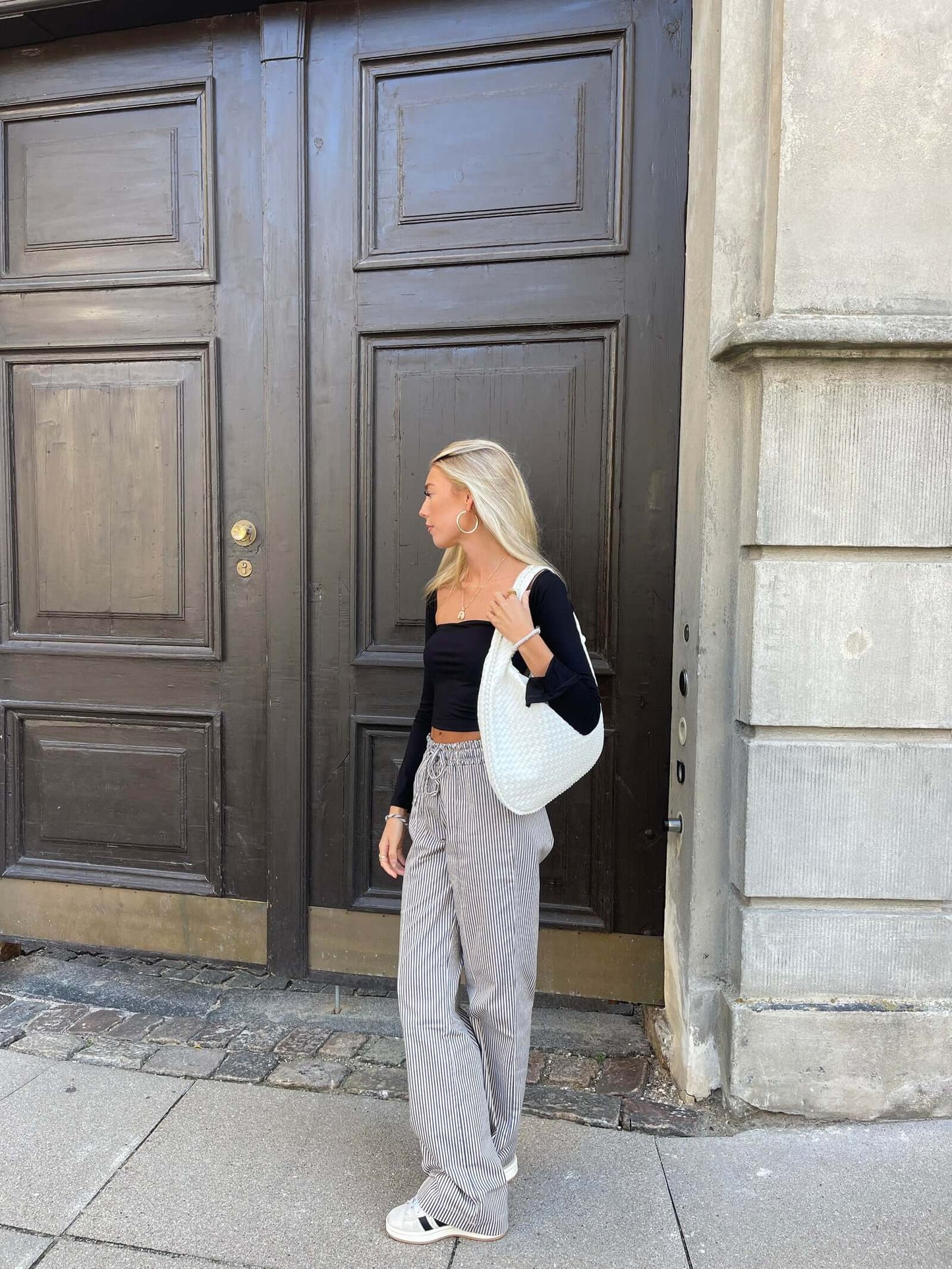 Elegant Woven Grid Shoulder Bag for Everyday Use
