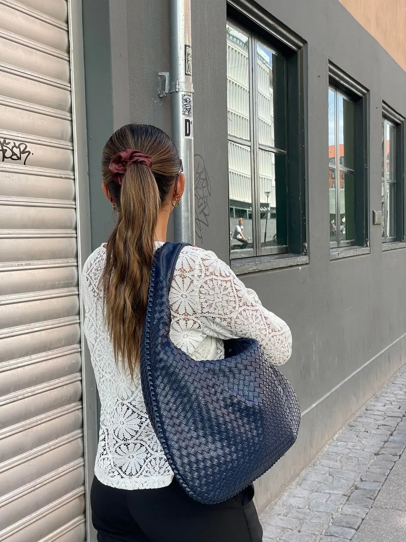 Elegant Woven Grid Shoulder Bag for Everyday Use