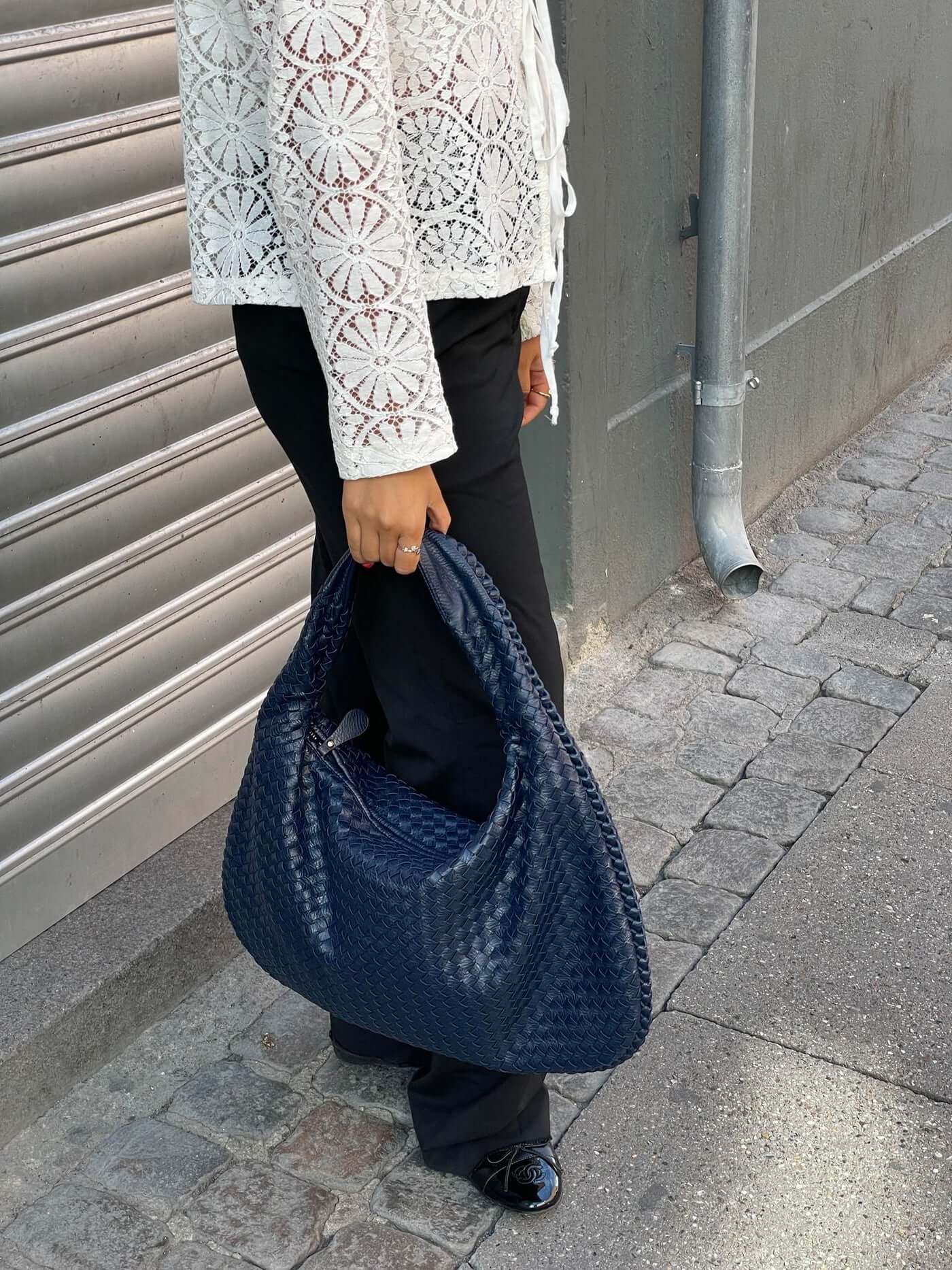 Elegant Woven Grid Shoulder Bag for Everyday Use