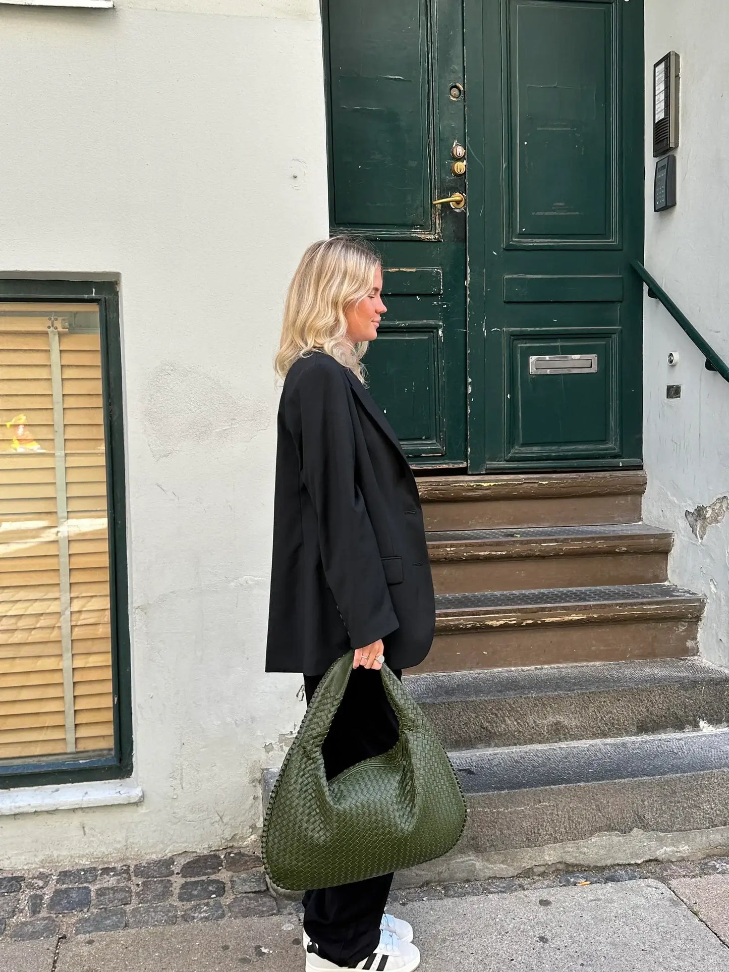 Elegant Woven Grid Shoulder Bag for Everyday Use