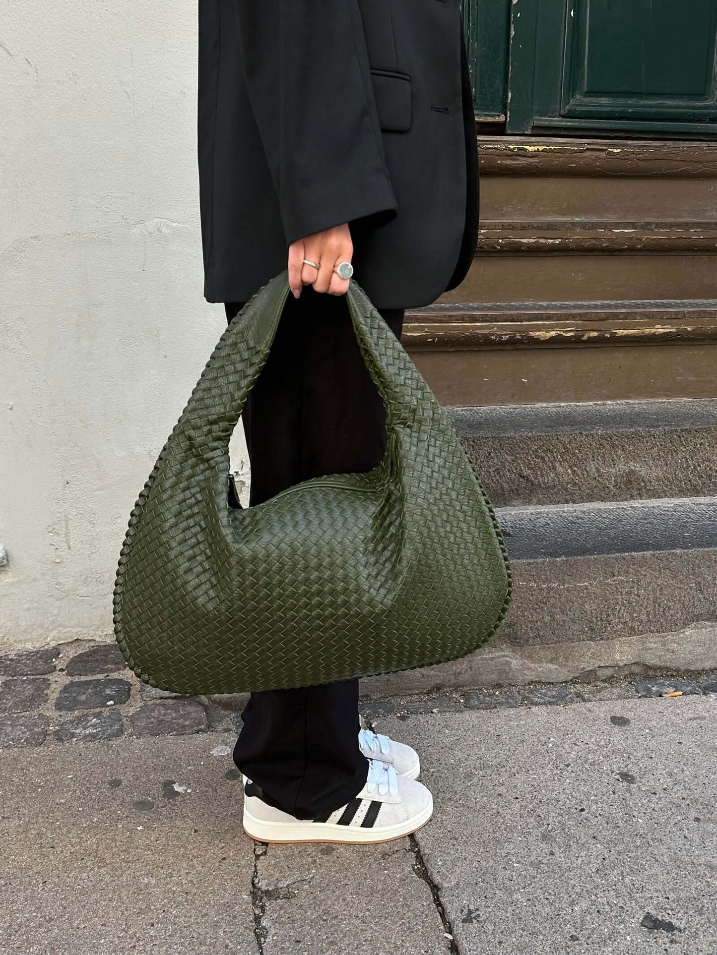 Elegant Woven Grid Shoulder Bag for Everyday Use