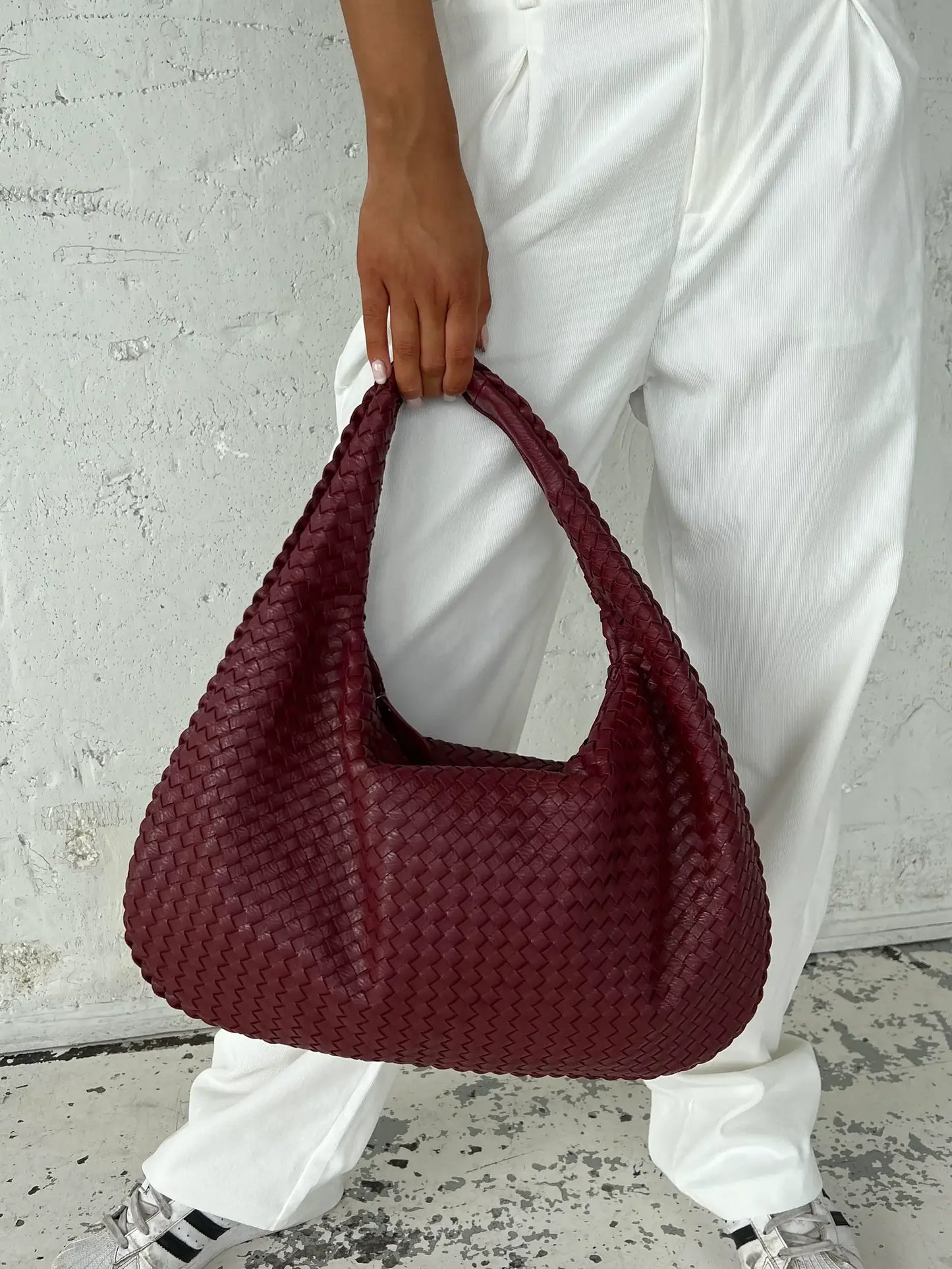 Elegant Woven Grid Shoulder Bag for Everyday Use
