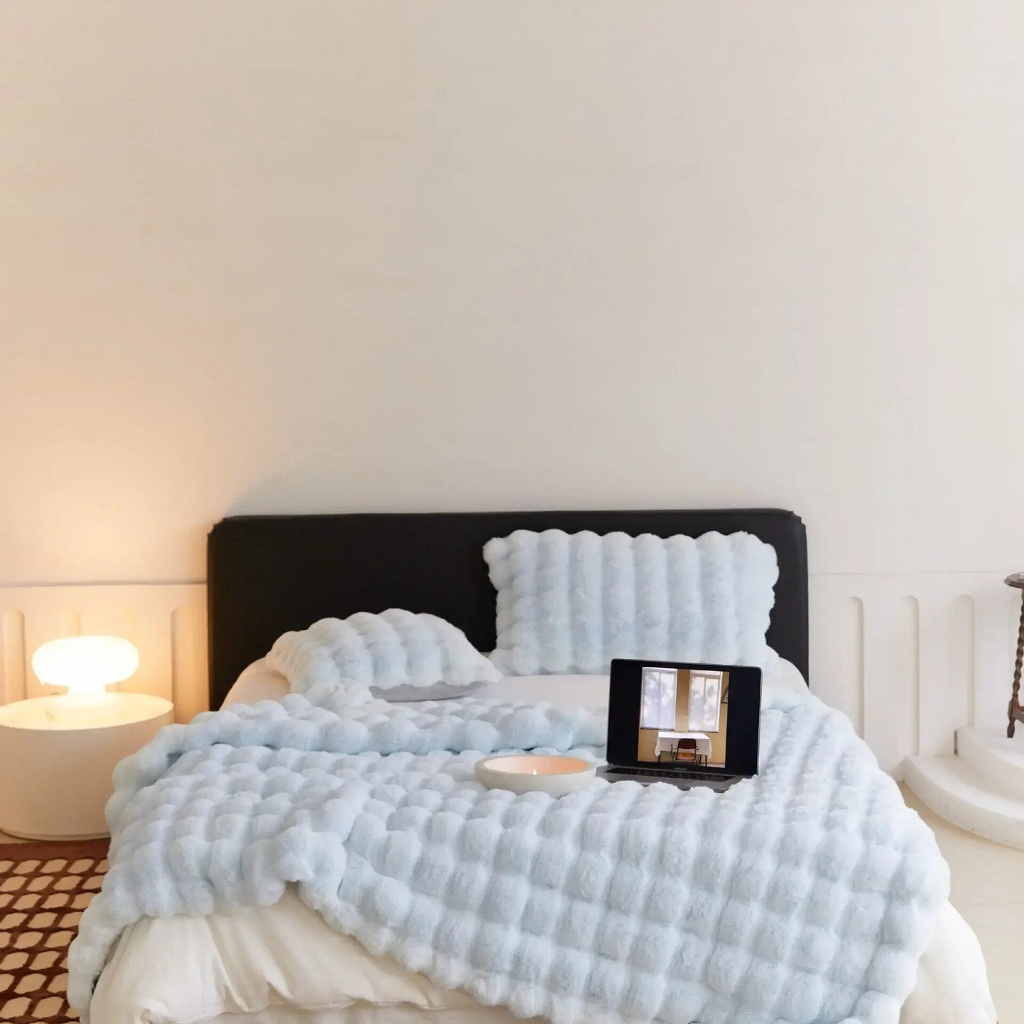 Ultra-Soft Plush Blanket for All-Season Comfort