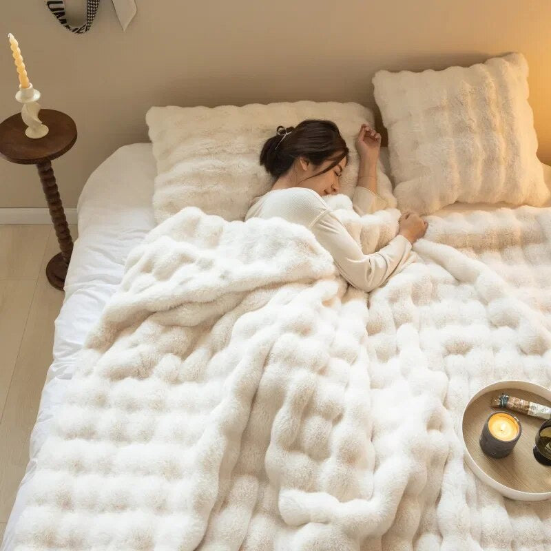 Ultra-Soft Plush Blanket for All-Season Comfort
