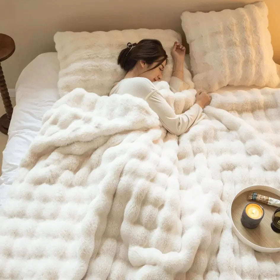 Ultra-Soft Plush Blanket for All-Season Comfort
